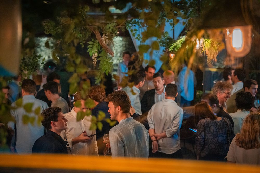 Photographie lifestyle Signs — moment de convivialité en événement